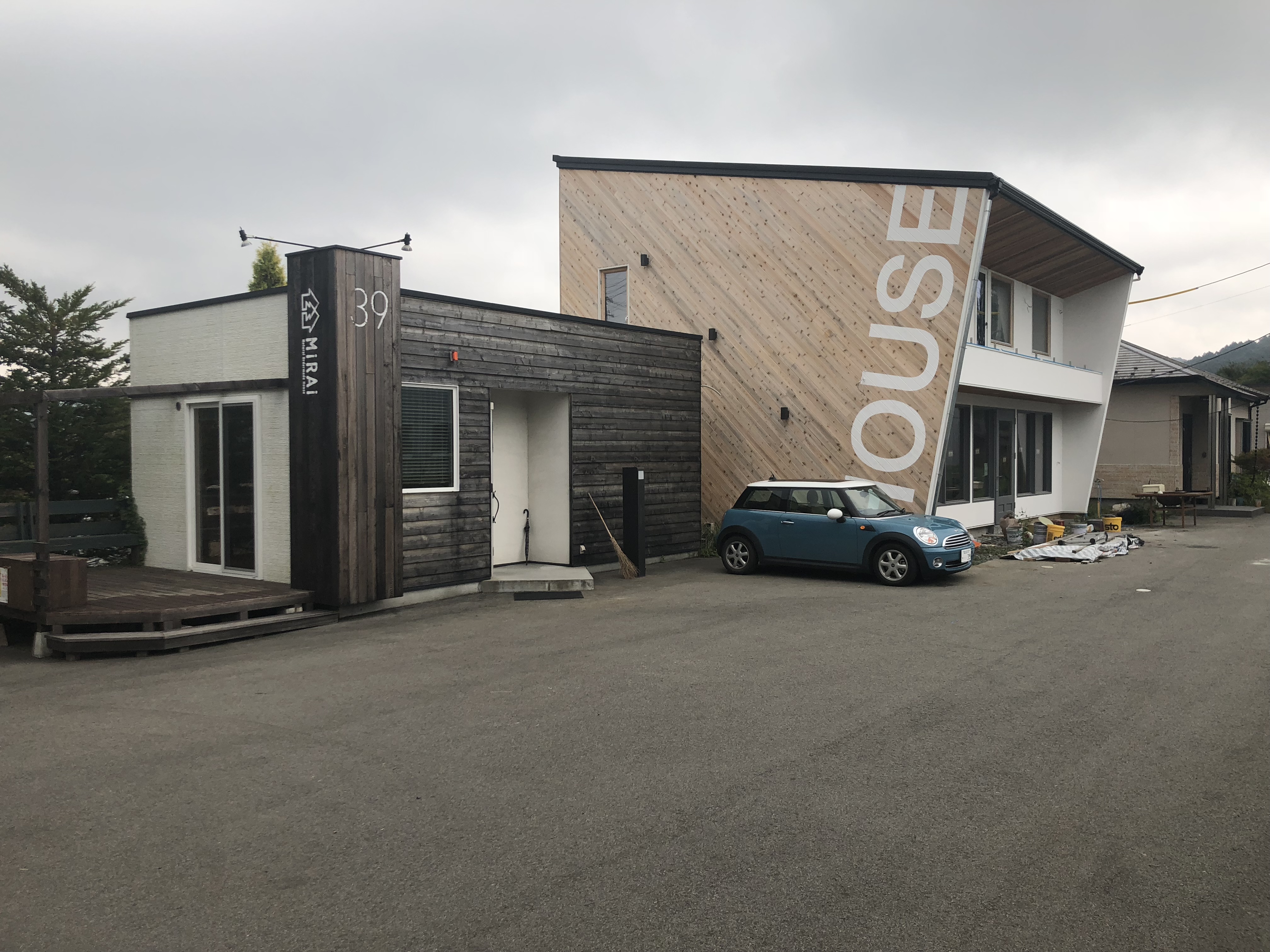 山梨の工務店、未来建築工房の新社屋studio HOUSEⅢⅨの足場が外れました。