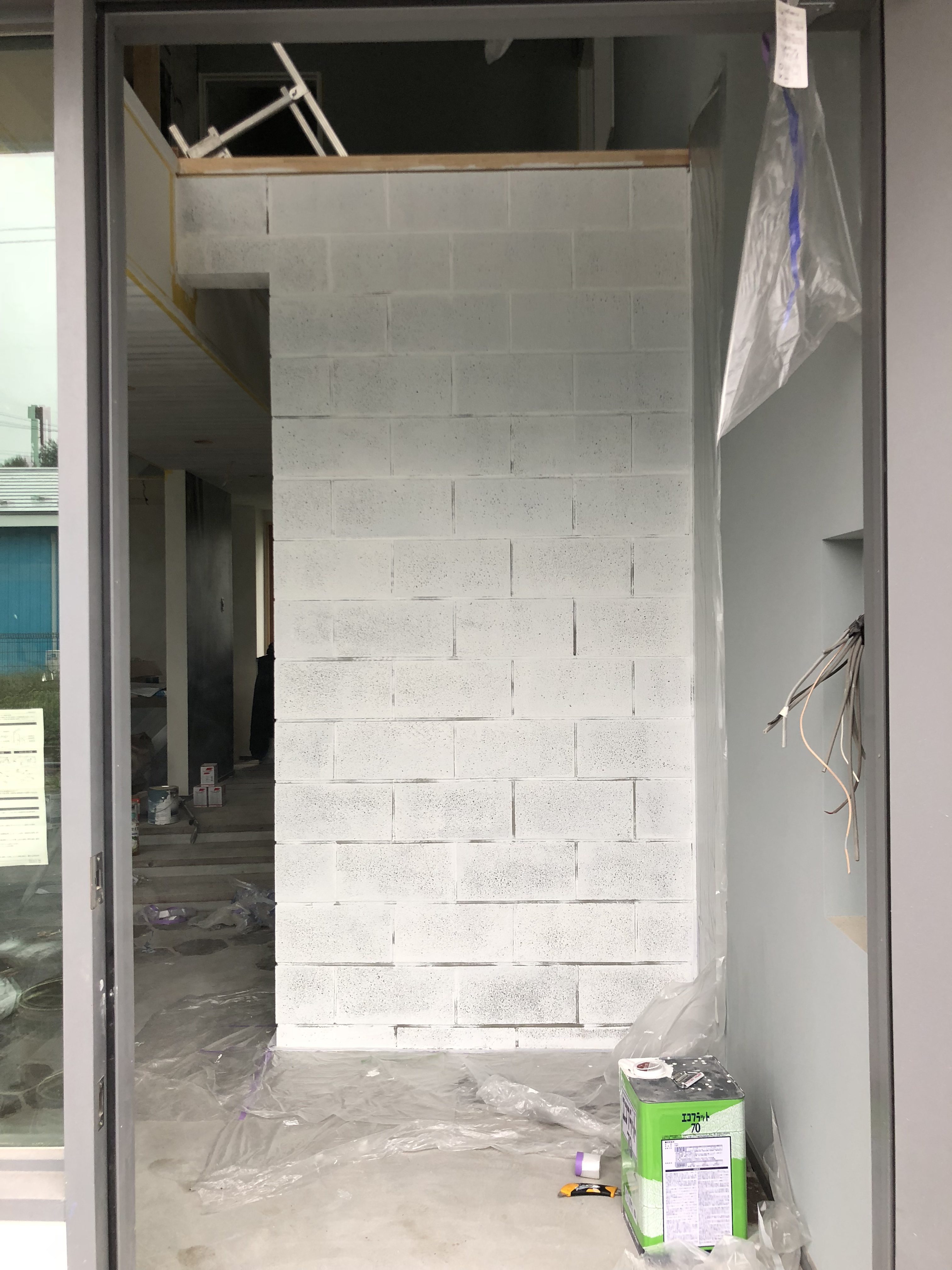 山梨の工務店、未来建築工房の新社屋studio HOUSEⅢⅨのブロックタイルを白ペンキで塗ってます。