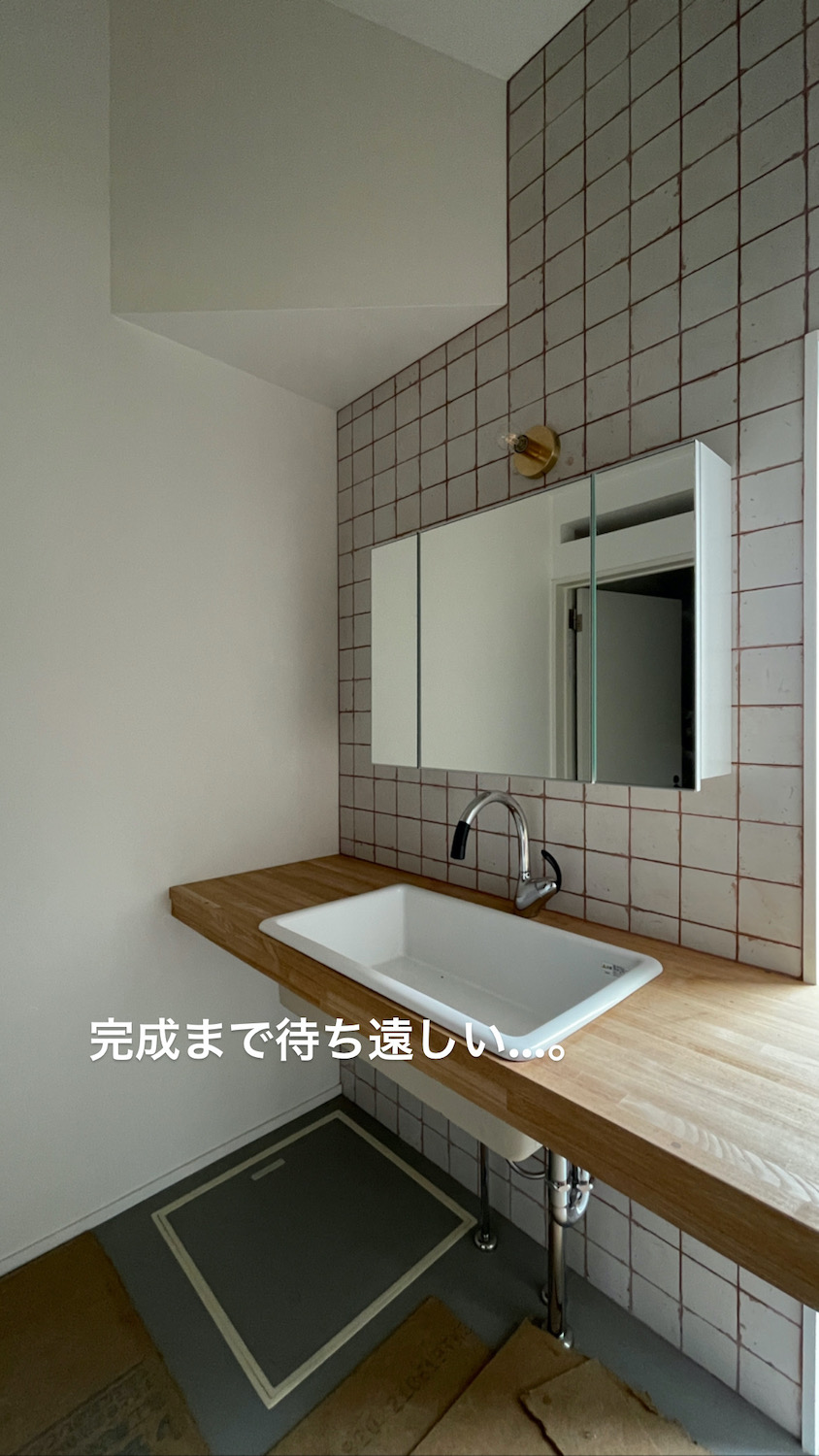 ミニマリストが暮らすパーゴラのある三角屋根の家、間も無く完成.png