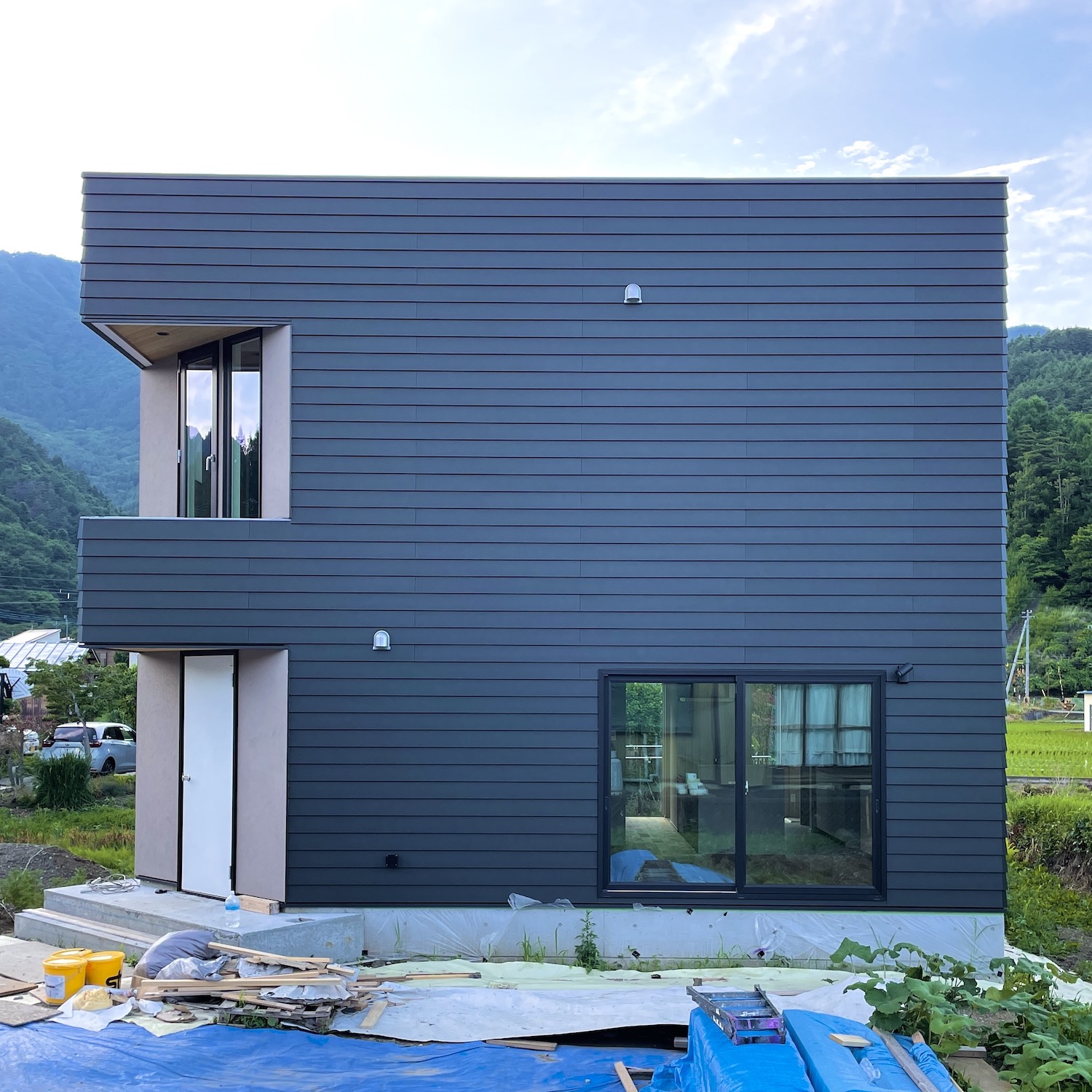 人気のグレージュと真鍮コーデの注文住宅。