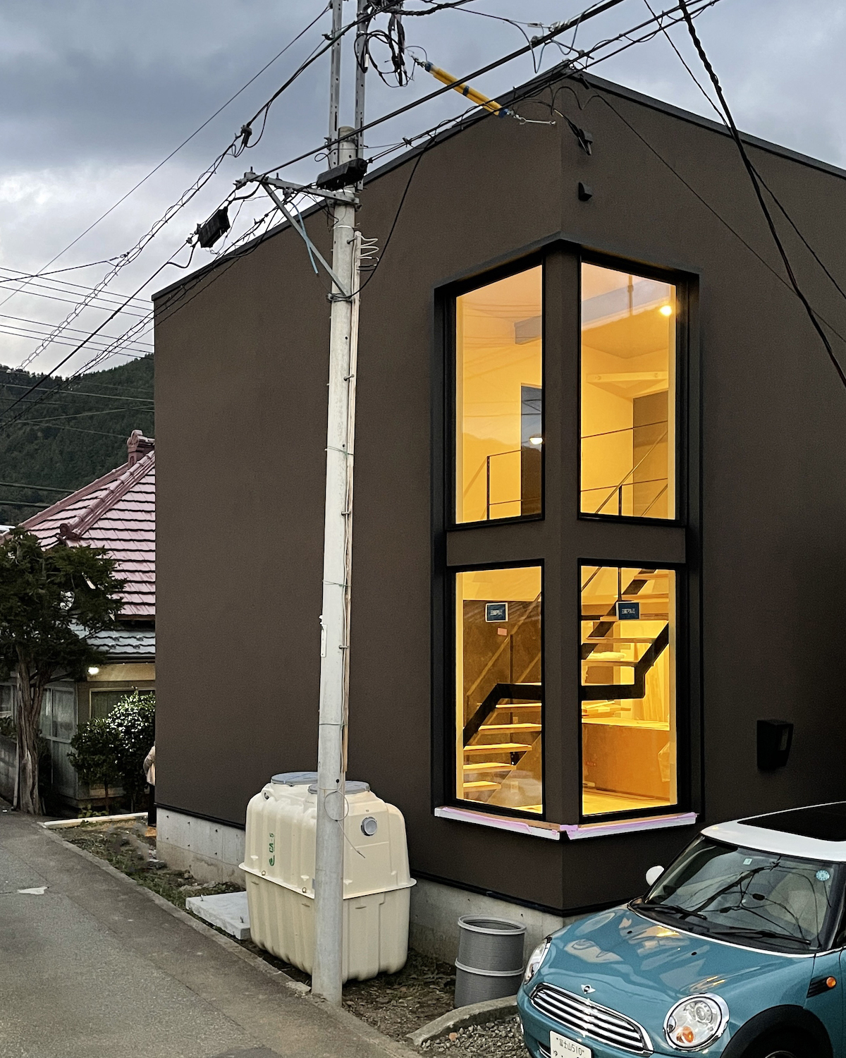 ビターチョコレートカラーの外観と上質で気持ちも整う内観のデザイン注文住宅。