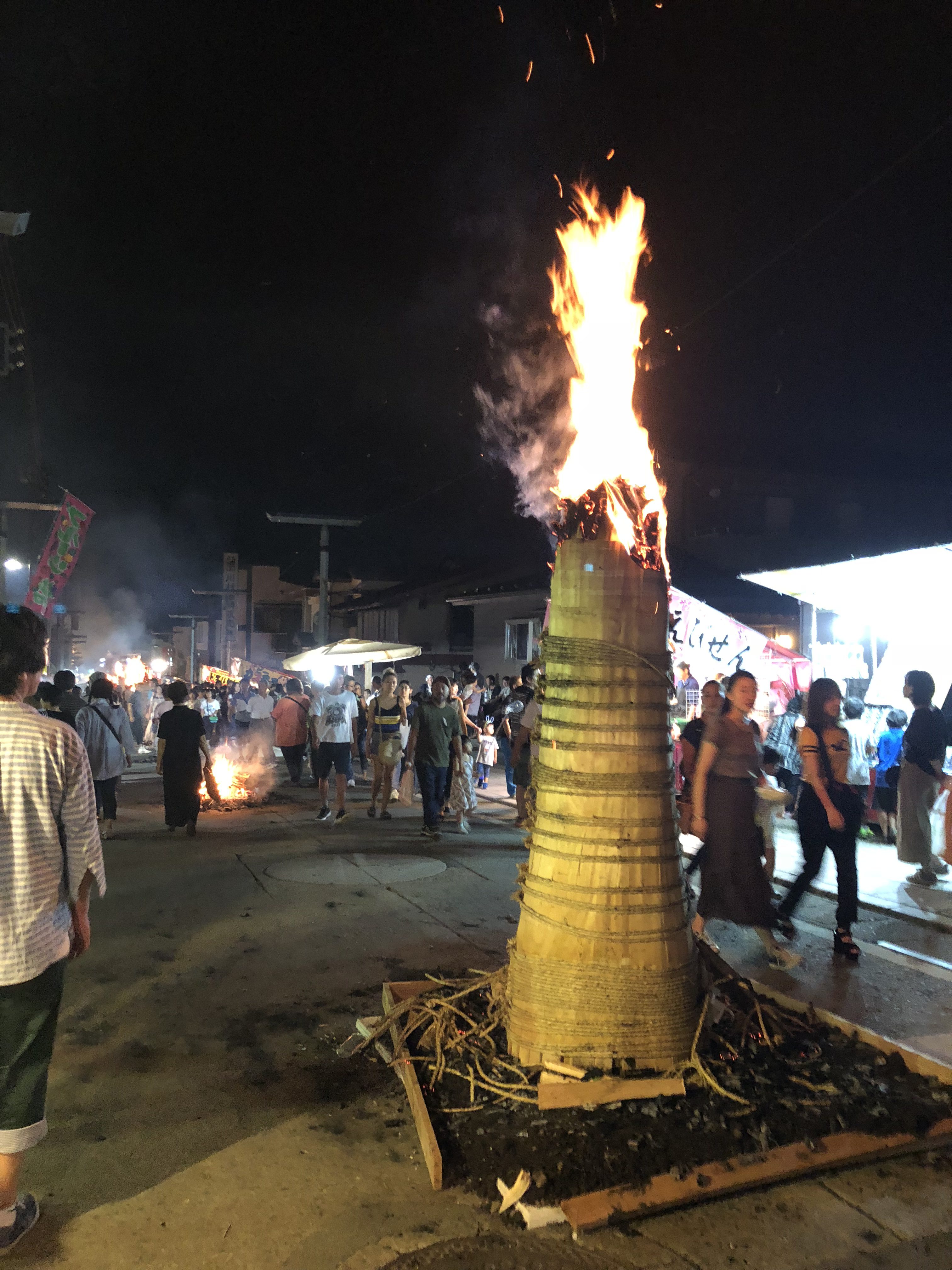 富士吉田市にて行われる、日本三奇祭の一つ、火祭り。熱い松明。