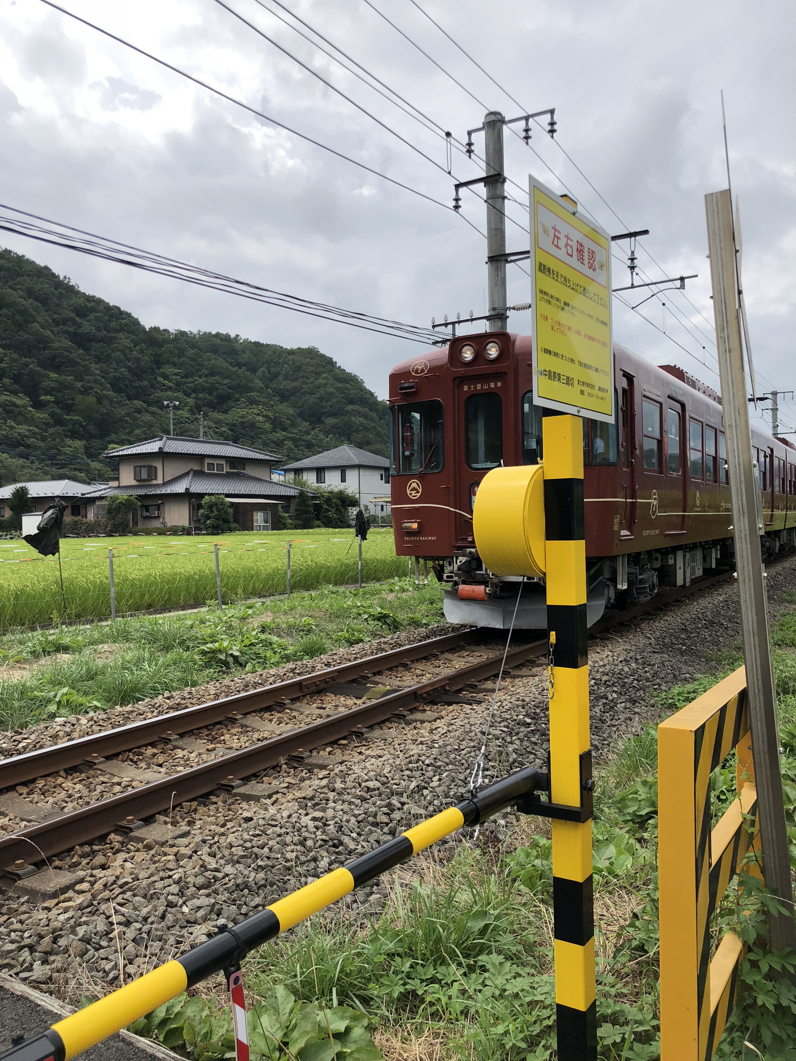 山梨県都留市の線路沿いにて新築工事中のお家。工務店とオーナーさんが力を合わせおしゃれなお家を作り上げます。